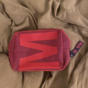 Necessär  - Jätte cool necessär som ej kommer till användning, 10x10 ca!!💗💗