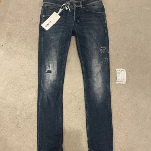 Dondup George - Säljer nu mina feta dondup jeans i storlek 30. Skicket är 8/10 men har ett hål som inte ska vara där(se bild 3). Ny priset på dondup jeans ligger runt 300, mitt pris 649.