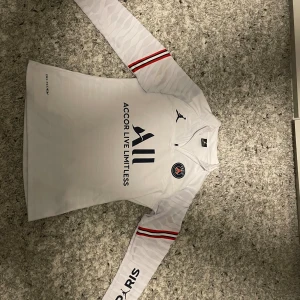 Paris saint germain tracksuit   - Paris saint germain tracksuit säljer denna tracksuit eftersom den inte passar längre, och har bara använts några gånger. Inga defekter på användning    