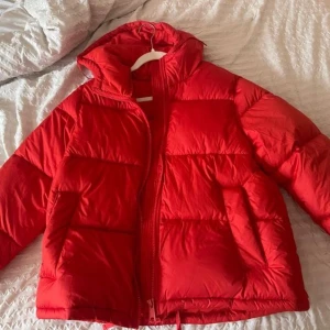 Jätte snygg röd jacka💕 - Säljer nu min röda fina jacka pågrund av att jag rensar min garderob💕kom gärna med prisförslag💕