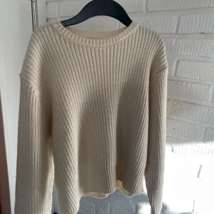 Beige/creamvit stickad tröja - Som ny!