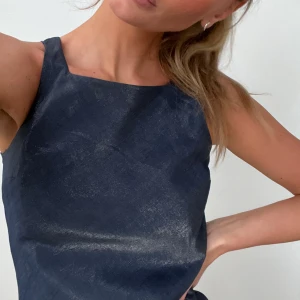 VINTAGE KLÄNNING - Vintage långklänning som skimrar superfint 💙 Storleken är 36, men passar möjligtvis även någon som är mellan s-m. 💙 Den ser likadan ut i ryggen som framtill och har den dragkedja i sidan.