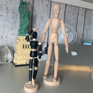 Modellfigurer - Säljer 2 modellfigurer för 130kr tillsammans. Längsta modellfigur från IKEA ”GESTALTA”. Om du endast vill köpa en av modellfigurerna kan vi diskutera ett pris i pm! Stora modellfigur mått: Ca 30 cm. Lilla modellfigur mått: Ca 15 cm. Kan mötas i HBG!