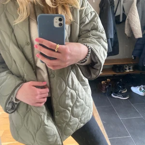 Quiltad grön jacka  - Säljer denna gröna quiltade jacka från bikbok! Super fint skick🫶🏼❤️