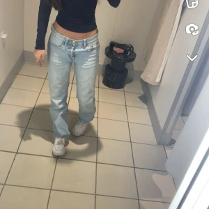 Zara jeans - Jätte fina zara jeans som är andvända få antal gånger. Säljer dom då jag inte får andvändning av de. De är storlek 34 men passar mig med 32 perfekt men passar såklart 34 också