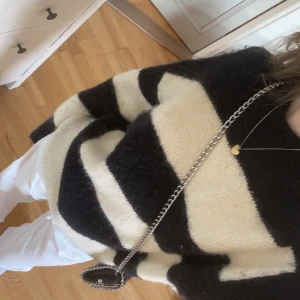 Stickad tröja  - Mysig stickad tröja från mango💕 fint skick förutom lite nopprig. 