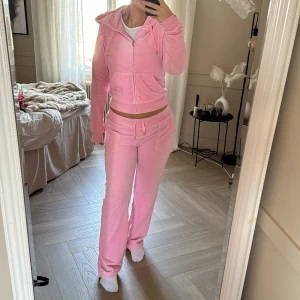 Rosa Juicy Set - Ett superfint juicy set i färgen Cotton Candy! inga skavanker utan i superfint skick! Det är Storlek L på byxor och tröja men det är en större medium skulle jag säga!