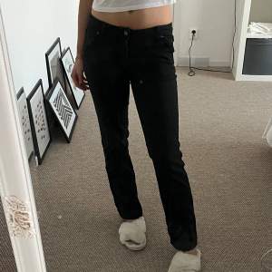  svarta lågmidjade jeans som tyvärr inte kommer till längre💕💕💕jag är 174cm!