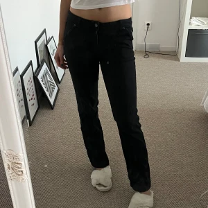 lågmidjade jeans -  svarta lågmidjade jeans som tyvärr inte kommer till längre💕💕💕jag är 174cm!