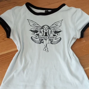 Söt topp - Jätte söt topp i storlek xs!  Ganska bra skick, tvättar såklart innan posten!!🎀🎀 Skriv till mig om ni har frågor😘