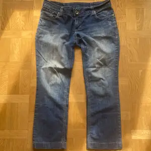 Skit snygga low waist jeans köpt i en vintage butik i Argentina. Håller fortfarande bra kvalitet. Står i byxorn storlek 36 men skulle säga att midjan är aningen lite större. Passar perfekt i längd för nån som är 160-165