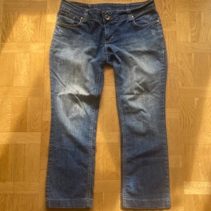 Vintage low waist jeans - Skit snygga low waist jeans köpt i en vintage butik i Argentina. Håller fortfarande bra kvalitet. Står i byxorn storlek 36 men skulle säga att midjan är aningen lite större. Passar perfekt i längd för nån som är 160-165