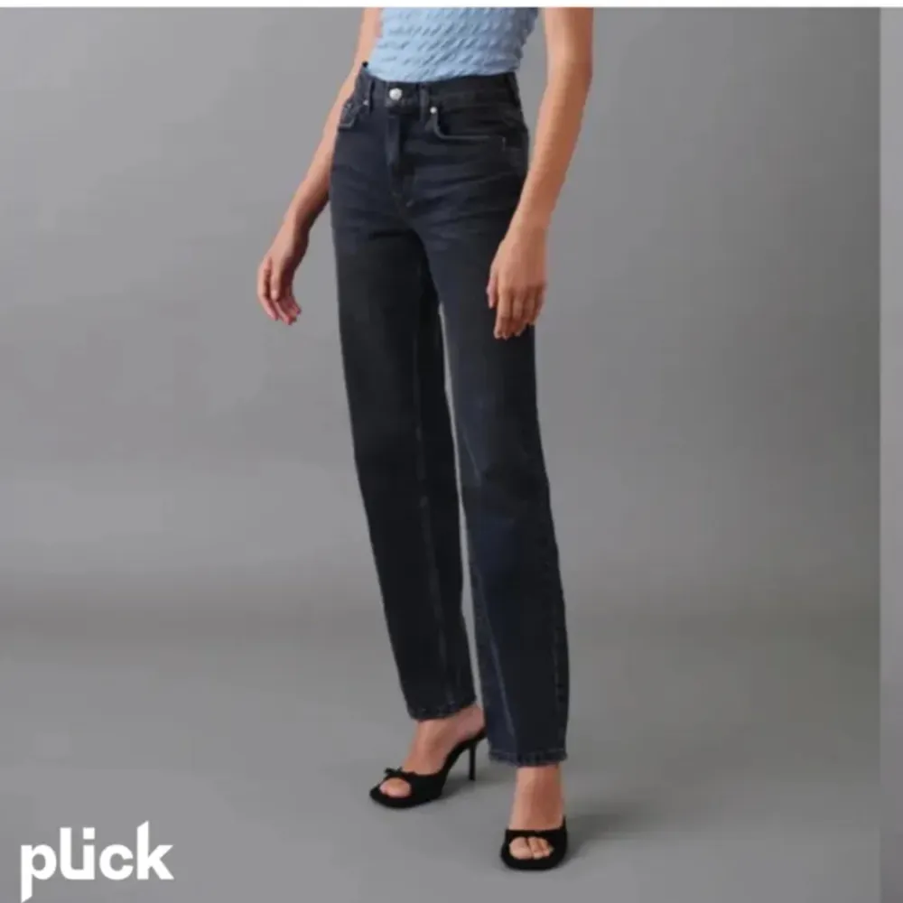 Svarta jeans från Gina Tricot! Superbra skick, kom privat för fler bilder.🩷150kr + frakt. Pris kan diskuteras vid snabb affär.. Jeans & Byxor.