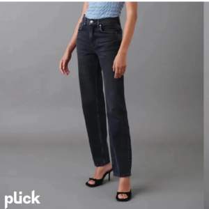 Svarta jeans från Gina Tricot! Superbra skick, kom privat för fler bilder.🩷150kr + frakt. Pris kan diskuteras vid snabb affär.