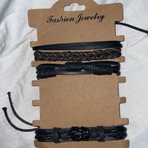 Läder armband  - Säljer dessa fina läder armband  då jag inte använder dem.  1 för 40 eller alla för 100