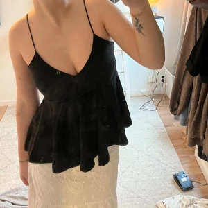 Svart linne  - Svart utsvängt linne från GinaTricot! Strl S/M