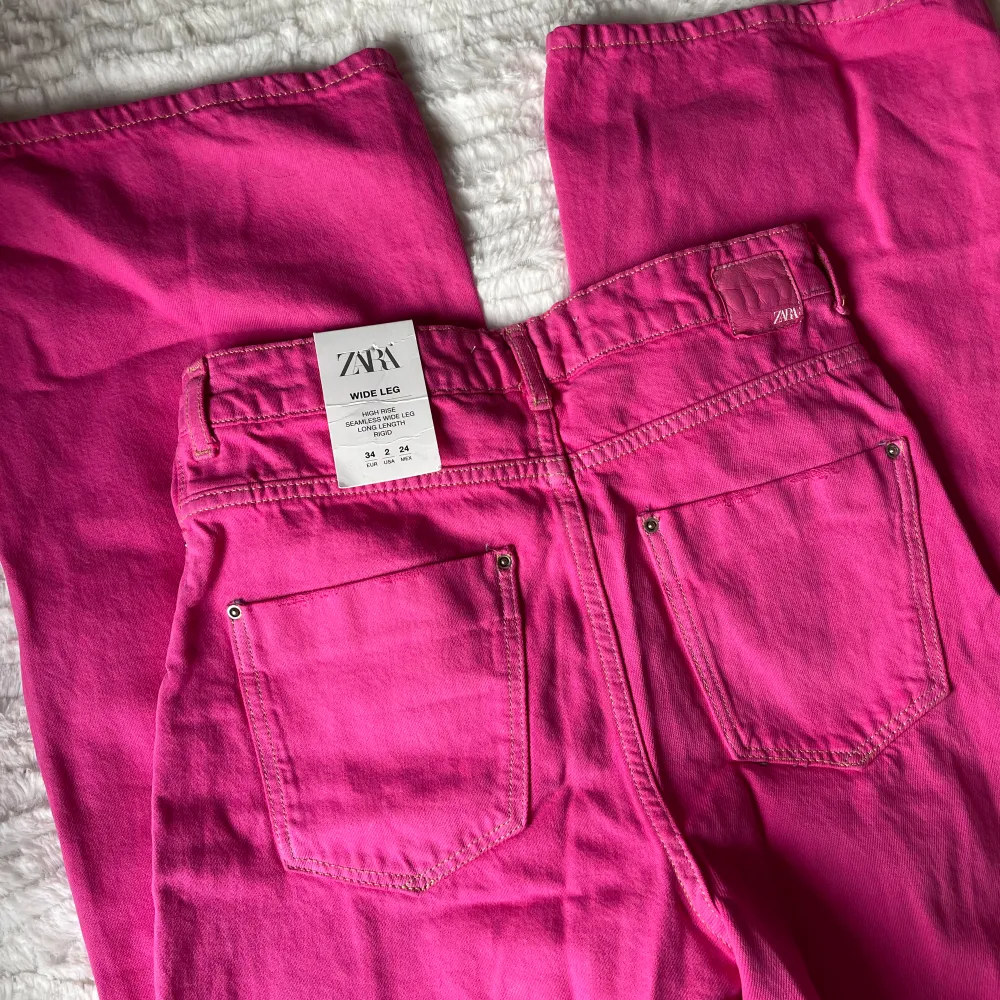 Rosa helt oanvända jeans från Zara. Rak passform med hög midja. . Jeans & Byxor.