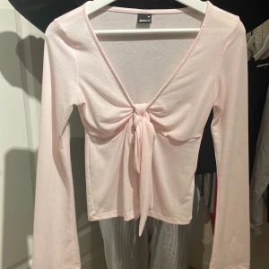 En jättefin topp ifrån Gina🎀🎀 - En topp ifrån Gina som är Max använd två gånger, jättefin💞💞