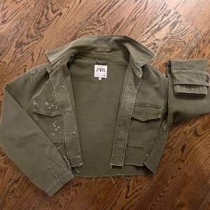 Säljer denna kroppade militärgröna jeansjackan från Zara. Inga defekter! Kontakta mig för fler bilder. Jag är 170 för referens. Använd gärna ”köp nu”! ☺️ 