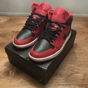 Jordan 4 reverse breds  - Är i bra skick säljer mina skor för att den e för små dom de knappt använda