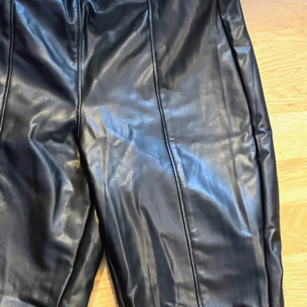 Helt nya oanvända svarta fuskskinn byxor/tights från H&M Skön & bekväm modell med resår i midjan Dom är i stretchigt material Storlek M Jättefint skick! L96/beninnerlängd 68/midja 38x2. Jeans & Byxor.