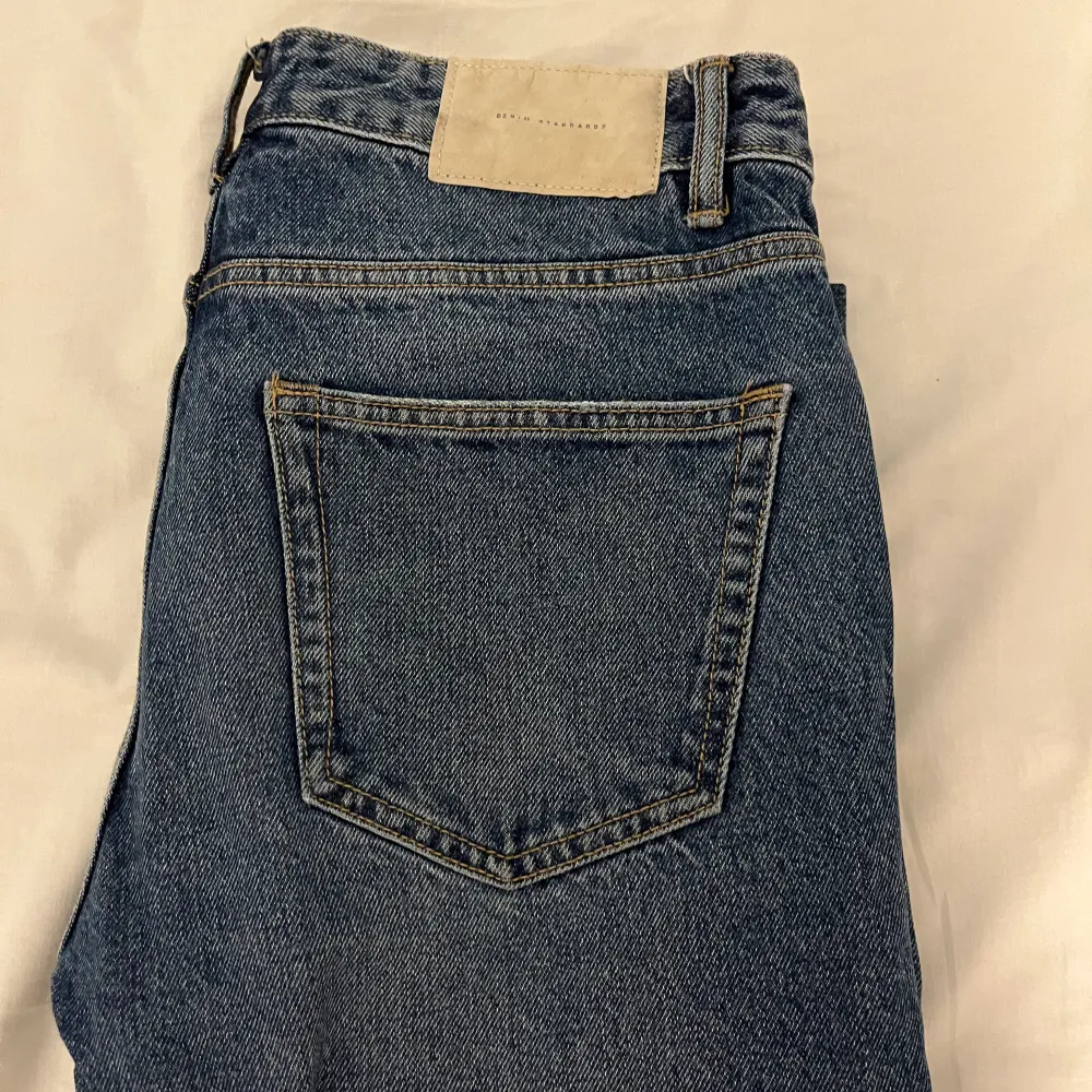 Ett par jeans ifrån zara, storlek 42 Mörkblå färg Inga tecken på använding  Skick 9/10 Priset går att diskutera . Jeans & Byxor.