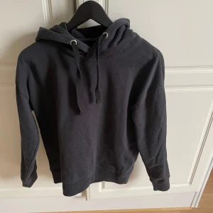 Hoddie - Hoddie från lager 157  Storlek S Säljer då jag har många hoddies  Används några gånger