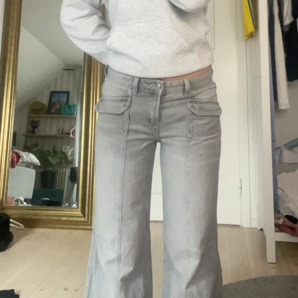 Jag säljer mina helt oanvända jeans från hm då de är för små. . Jeans & Byxor.