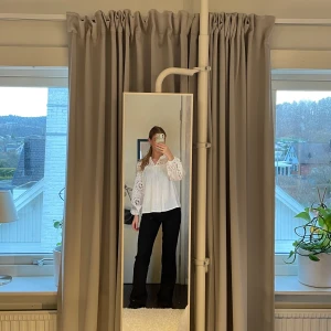 Vit mönstrad blus - V ringad vit blus med mönstrade armar, aldrig använd.