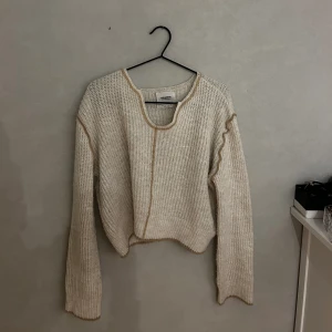Beige stickad tröja - Beige stickad tröja från pull and bear i storlek S, fint skick. 60kr