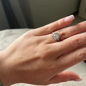 Diamant ring - Säljer denna läckra diamantringen då den inte kommer till användning, köptes för 600 💌💘❤️