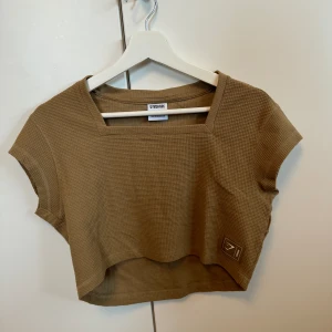 Croppad tröja från Gymshark  - Helt ny tröja från Gymshark med logga på sidan och strukturerat material! Snygg passform! 