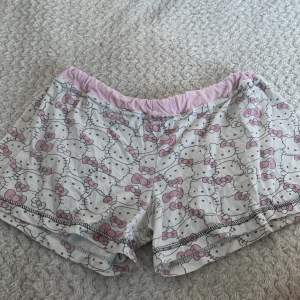 Lågmidjade hello Kitty shorts, knappt använda då det inte är min stil. Storlek: S Pris går att diskutera! Kontakta vid intresse!💕