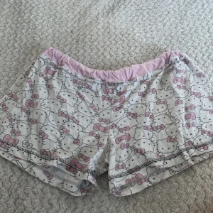 Hello Kitty shorts - Lågmidjade hello Kitty shorts, knappt använda då det inte är min stil. Storlek: S Pris går att diskutera! Kontakta vid intresse!💕