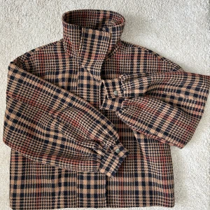 Vår/höst-jacka Kappahl - Säljer jacka perfekt till våren. Storlek S men rymlig, jag är vanligtvis en S-M och denna sitter bra!  Fint mönstrad jacka med vida ballongärmar och hög krage.  Köpt för 799kr förra säsongen om jag minns rätt. Säljer för 400kr 