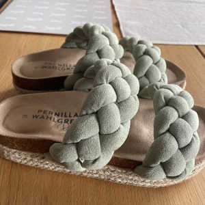 Tofflor Pernilla Wahlgrens kollektion - Tofflor i nyskick från Pernilla Wahlgrens kollektion. Strl 38. Nypris 400kr