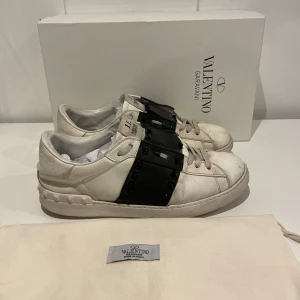 Valentino open  - Hej! Säljer nu dessa super snygga valentino open skor. Skorna är i okej skick 6,5/10.(några nitar saknas) Med skorna medföljer box 