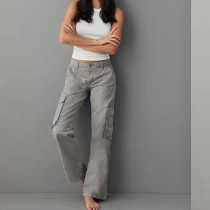 Cargopants - Köpta från Gina tricot och ÄLSKAR dessa byxor. Tyvärr passar de inte mig längre 🥺✨jag är 160 cm lång så jag har trampat lite på byxorna men är absolut inget man tänker på. Köpte dessa för 499kr när det var nya ✨