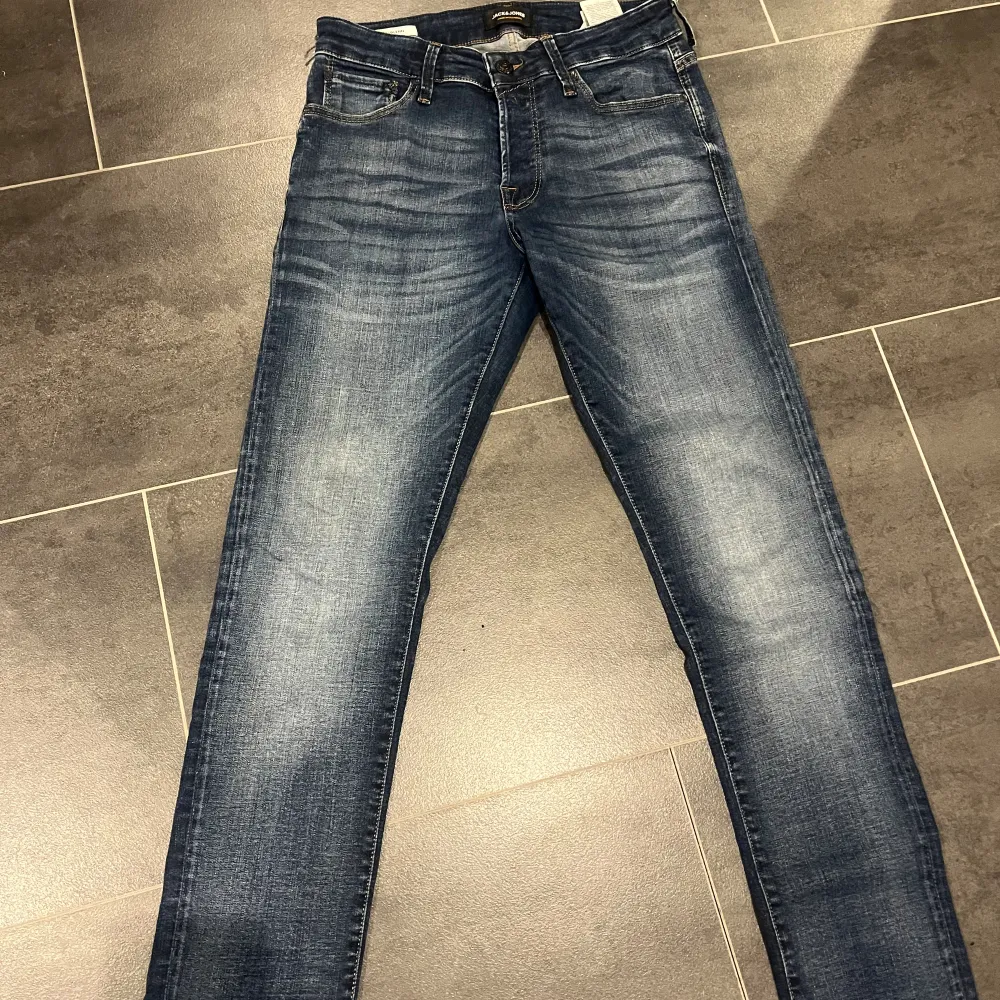 Hej jag säljer mina Jack and Jones jeans som legat i min garderob hela tiden och helt oandvända.  Skick: 10/10 Nypris: 1200. Jeans & Byxor.