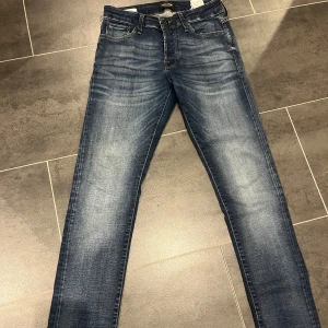 Jack and Jones jeans, slim/gleen - Hej jag säljer mina Jack and Jones jeans som legat i min garderob hela tiden och helt oandvända.  Skick: 10/10 Nypris: 1200
