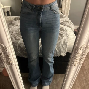 Blåa bootcut jeans  - Säljer dessa knappt använda blåa bootcut jeansen från Nelly pga att de tyvärr aldrig kommer till användning! Används fåtal gånger så mycket bra skick 💗