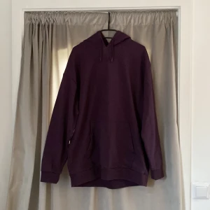 En helt vanlig hoodie  - Bra skick använd 2 gånger bara , köparen står för frakt 