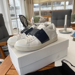 Valentino Open ❗️STEAL ❗️ - Valentino Opens i Navy | Size 43 | Riktigt fint skick | Box + 2st dustbags medföljer | Nypris 8000kr | Mitt pris 1999 