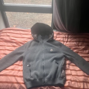 Moncler cardigan  - Säljer du min Moncler cardigan. Denna produkt produceras inte längre. Den har lite defekter som finns på bilderna om ni vill veta mera så skriv ett meddelande eller kommentar gärna. Äkta✅ äktighetsbevis kan jag visa privat. Är storlek L men sitter M