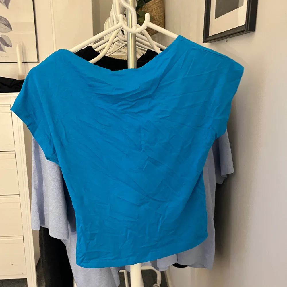 Jättefin blå tröja med en öppen rygg, skriv för fler bilder. Sista bilden är lånad av någon annan på Plick.. T-shirts.