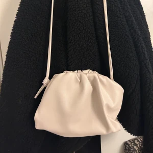 Bottega inspirerad väska - Säljer denna jättefina bottega venetta inspirerade väskan som knappt är använd💕