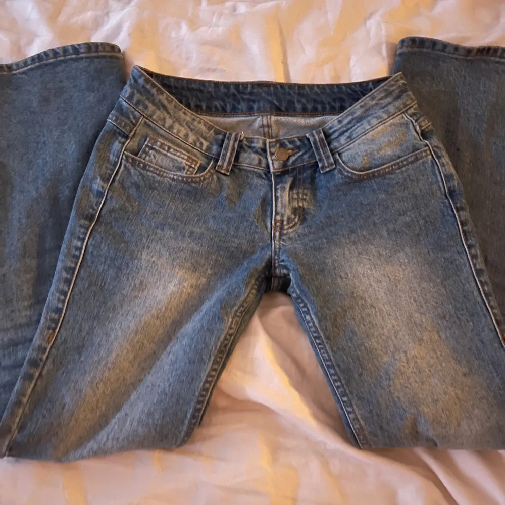 Snygga lågmidjade jeans från brandy Melville. De sitter mycket bra, speciellt vid låren, lite lite korta på mig men jag är van vid väldigt långa jeans (jag är 168 cm). Jättefint skick, inte använt många gånger, meddela mig vid intresse!💕💞. Jeans & Byxor.