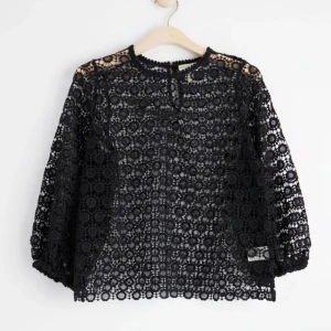 Svart blus  - Super fin blus! Älskar verkligen denna❤️ så fin till både skolan & finare tillfällen! OBS notera att i 2:a bilden har jag ett svart linne under!❤️ 