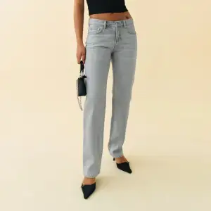 Säljer ett par jeans från Gina Tricot lågmidjade supersnygga💕säljer för endast 150kr nypris 499