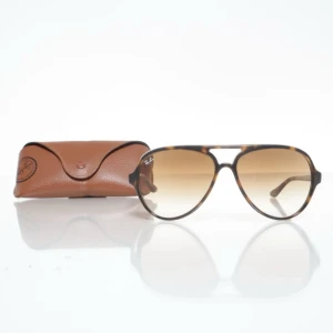 Ray-Ban cats - ”Ray-Ban cats 5000” | skick 9,9/10 | färg brun | fodral medföljer | nypris 1400kr vårt pris 949kr |  Skriv vid eventuella frågor eller funderingar 🕶️ 
